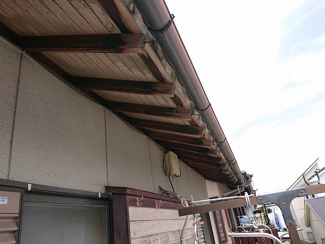 山県市で雨樋が脱落・破損したため交換補修の見積り調査、破風板の状況も確認